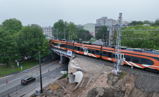 Elroni rong ületab pärast jalakäijate tunneli paigaldamist Paldiski mnt viadukti Tallinnas